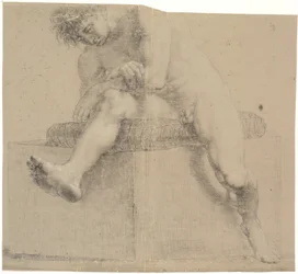 Modèle assis sur un socle bas avec un coussin. Les bras croisés. Jambe gauche pliée, jambe droite étendue