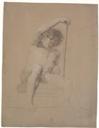 Modèle assis sur un socle bas avec un coussin. Vu de face. Une baguette dans la main gauche. Jambe droite étendue