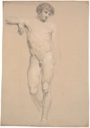 Modèle debout. Vue de face. Bras droit appuyé sur un haut piédestal