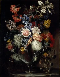 Fleurs dans un vase sur un rebord