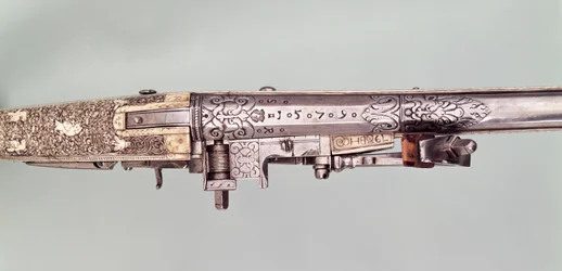 Paire de pistolets à silex de présentation avec montures en argent, traditionnellement offerts par Napoléon Ier à son frère Joseph Bonaparte lors de son couronnement en Espagne, probablement en 1808. Fabriqués par Nicholas Noel Boutet, Versailles