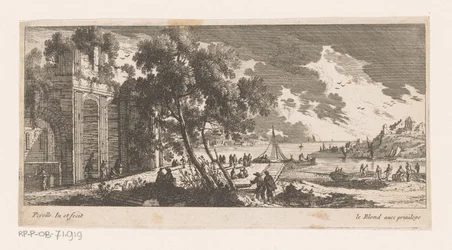 Ruine sur le quai près de la mer