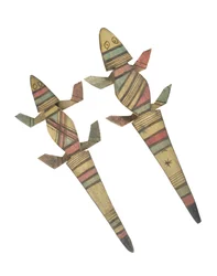 Figures de crocodiles sculptées en bois, décorées de motifs géométriques peints en rouge, vert et noir, peuple haoussa, Kano, nord du Nigeria