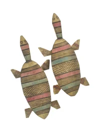 Figures de tortues en bois sculpté décorées de motifs géométriques peints en rouge, vert et noir, peuple haoussa, Kano, nord du Nigeria