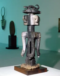 Arts populaires « Ijo » (Nigeria). Sculpture représentant un personnage de culte probablement un dieu phallique.