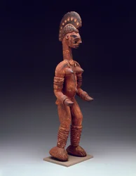 Figure féminine debout, fin 19e au 20e siècle (bois polychrome avec métal, fibre et perles)