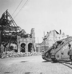 Char britannique devant des bâtiments en ruines, Péronne, France, Première Guerre mondiale, vers 1916-1918
