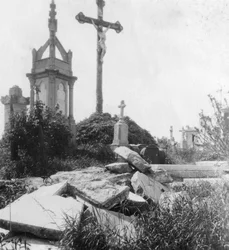 Tombes endommagées, ancien cimetière communal, Ypres, Belgique, Première Guerre mondiale, vers 1914-1918