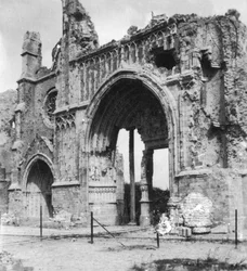 Ruines de la cathédrale, Ypres, Belgique, Première Guerre mondiale, vers 1914-1918