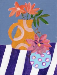 Des vases aux couleurs vives sur fond rayé