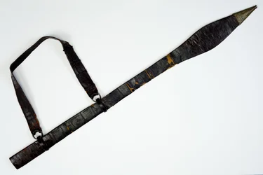 Fourreau (cuir repoussé, tissu, laiton et fer)