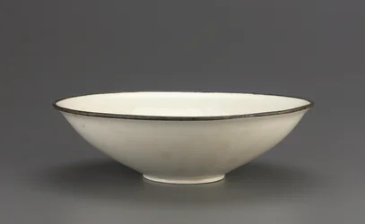 Bol en céramique Ding avec décoration de lotus incisée, province du Hebei, XIe-début XIIe siècle