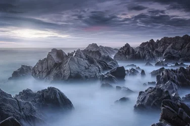Rochers marins brumeux