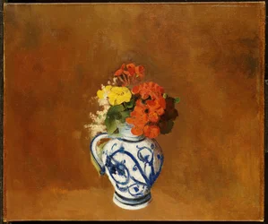 Géraniums et autres fleurs dans un vase en grès