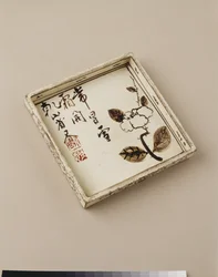 Assiette à gâteau avec motif de prune, début du XVIIIe siècle