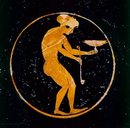 Coupe à figures rouges athénienne avec fille nue avec coupe et louche à l