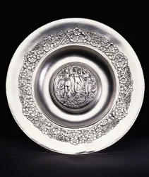 Printemps, un grand plat à eau de rose en argent de Ramsden et Carr