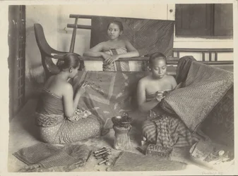 Trois femmes indiennes faisant du batik