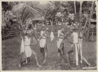 Garçons indiens en costumes dansant avec des kriss en main