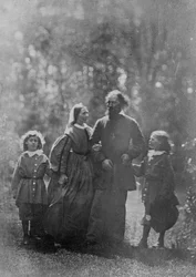 Alfred, Lord Tennyson avec sa femme Emily et ses deux fils, Hallam et Lionel, vers 1862 (impression albuminée)