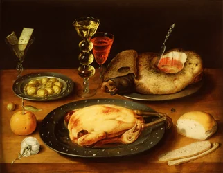 Poulet rôti, jambon et olives sur une assiette en étain