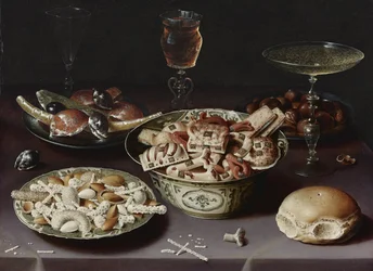 Nature morte avec des sucreries, des châtaignes et un petit pain