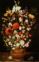 Tulipes, lys, iris, roses, œillets, pivoines et autres fleurs dans une urne en terre cuite sculptée