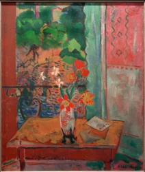 Bouquet de fleurs devant une porte-fenêtre ouverte