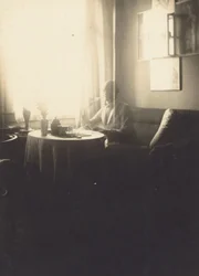 [Oskar Schlemmer assis à une table avec un service de café à la Prellestrasse].