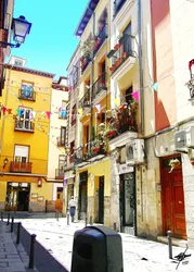Une rue européenne haute en couleur