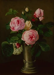 Roses dans un vase en étain