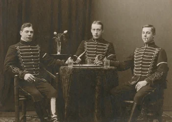 Trois jeunes cavaliers en uniforme, Malmö, Suède, années 1920