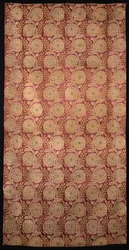Longueur de satin rouge tissé avec des tiges ondulantes et des têtes de fleurs dorées