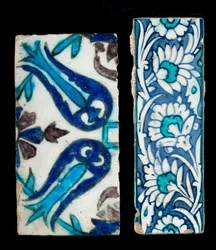 Deux fragments de carreaux en céramique ottomane du XVIIe siècle de Syrie