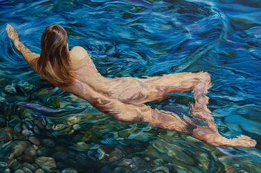 Nager dans une eau limpide