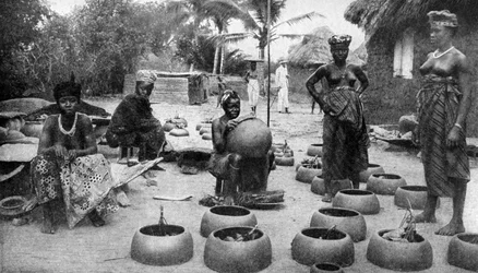 Femmes Fanti fabriquant de la poterie, Elmina, Ghana, 1922