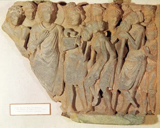 La victoire sur le serpent, relief représentant le Bouddha présentant le serpent redouté aux brahmanes émerveillés, style gréco-bouddhique, Ier-IVe siècle