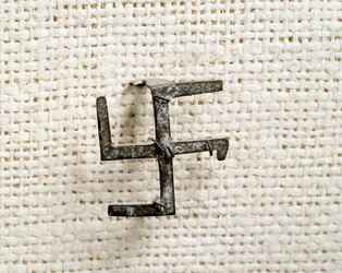 Antiquité chrétienne : fibule en forme de svastika (qui inspirera la croix gammée). Du Ier au IIIe siècle. Musée d