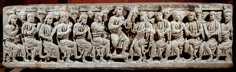 Art paléochrétien : sarcophage sculpté représentant le Christ enseignant avec les apôtres