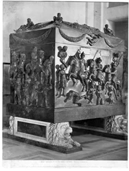 Sarcophage de Sainte Hélène représentant des cavaliers romains et des prisonniers barbares