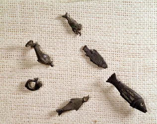 Antiquité chrétienne : fibules et bijoux en métal en forme de poisson. Musée National d
