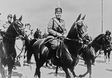 Album "Duce": Benito Mussolini à cheval avec son entourage à Rome