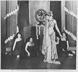 Mata Hari se produisant au Musée Guimet, Paris, le 13 mars 1905