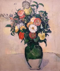 Fleurs dans un vase vert