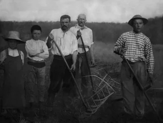 Portrait de travailleurs agricoles, adultes et enfants, de la région de Chaumont (Haute-Marne) pendant le foin