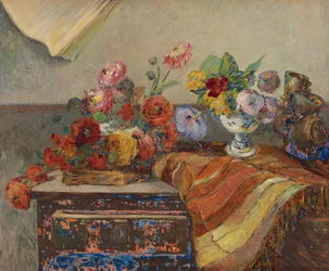 French: Bouquets et céramique sur une commode