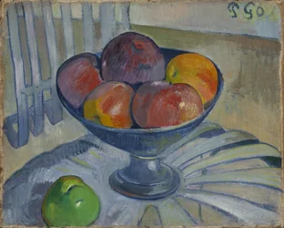 Coupe de fruits sur une chaise de jardin