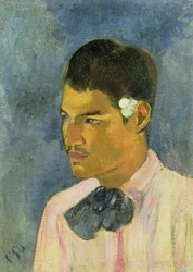 Jeune homme avec une fleur derrière l