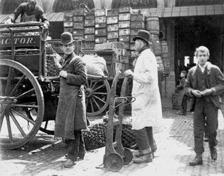 Déchargement au marché de Billingsgate, Londres, 1893