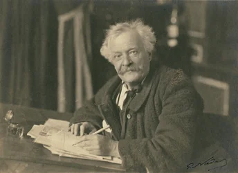 Félix Nadar assis à son bureau